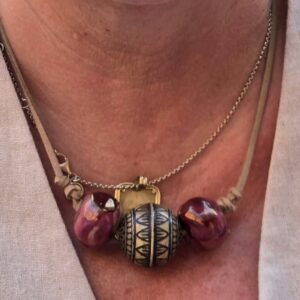Collar púrpura de cerámica y bronce