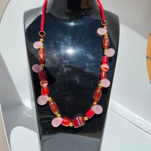 Collar rojo con lágrimas rosas